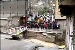 جیغ و سوت مردم خرم‌آباد هنگام فروریختن پل شهرشان!