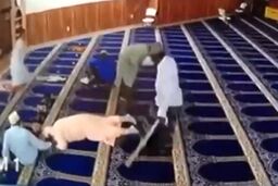 حمله ناگهانی مرد دیوانه به نمازگزاران یک مسجد!