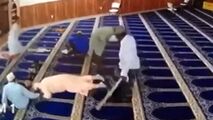 حمله ناگهانی مرد دیوانه به نمازگزاران یک مسجد!