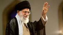 سرودخوانی جالب هزاران جوان پاکستانی در وصف رهبر معظم انقلاب