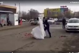دعوای دیدنی عروس و داماد وسط خیابان