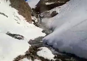 طبیعت زمستانی آبشار شیخ علیخان در کوهرنگ