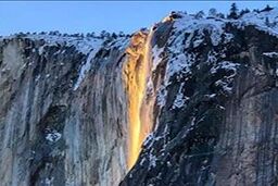 پدیده‌‎ای زیبا به نام آبشار آتش+ فیلم