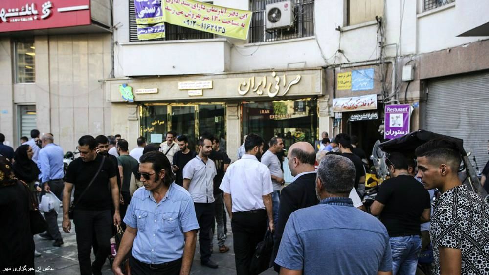 ازدحام جمعیت برای فروش دلار در بازار فردوسی!