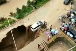بیرون کشیدن خودرو و راننده لحظاتی پیش از سقوط