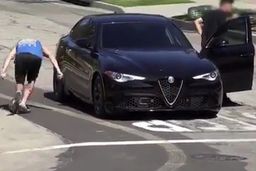 شیوه جدید سرقت خودرو در حضور صاحب ماشین!