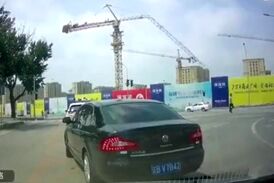 لحظه وحشتناک سقوط جرثقیل در خیابان