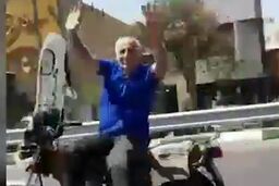 حرکات عجیب پیرمرد موتور سوار در حین حرکت