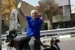 حرکات عجیب پیرمرد موتور سوار در حین حرکت