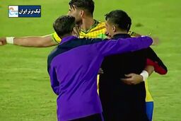 
شادی بازیکنان صنعت نفت پس از برد برابر پرسپولیس

