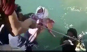 لحظات دلهرهآور انتقال مادر و نوزاد تازه به دنیا آمده از روی رودخانه خروشان با طناب در کوهدشت