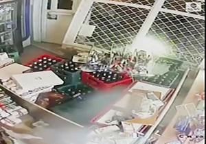 ورود ناگهانی یک زن با خودرو به مغازه برای سرقت