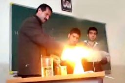  انفجار آزمایش آقا معلم سر زنگ شیمی در ایران!+فیلم