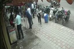 ویدئویی از لحظه انحراف ناگهانی خودرو به داخل پیاده‌رو