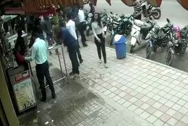 ویدئویی از لحظه انحراف ناگهانی خودرو به داخل پیاده‌رو