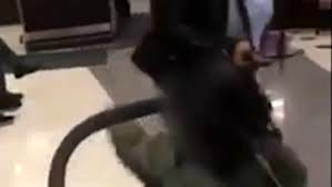 رفتار عجیب مادر جوان با دخترش!