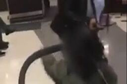رفتار عجیب مادر جوان با دخترش!