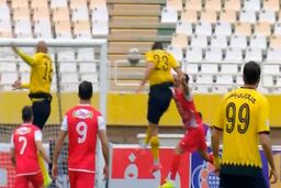 گل اول سپاهان به پرسپولیس با ضربه سر زیبای محمد مهدی محبی