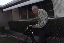 شگفت زده کردن پیرمرد ۸۰ ساله توسط ماموران پلیس