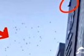 حاتم بخشی مرد چینی از بالای پشت بام خانه‌اش! 