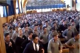 خداحافظی عجیب دانش آموزان نیوزلندی با معلم بازنشسته خود