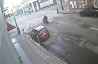 تصادف وحشتناک راننده موتور با خودروی پلیس