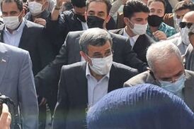 فیلم/ بالا رفتن احمدی‌نژاد از نرده‌ها برای پاسخ به ابراز احساسات هوادارانش 