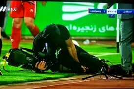 
پرتاب سنگ هوادارای استقلال خوزستان به بازیکن خودی!