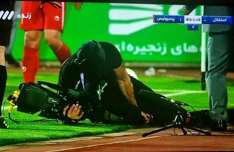 پرتاب سنگ هوادارای استقلال خوزستان به بازیکن خودی!