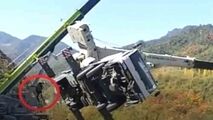 لحظه فرار راننده در حادثه سقوط جرثقیل!
