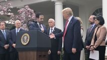 فیلم| خودداری یکی از سخنرانان کاخ سفید از دست دادن با ترامپ 