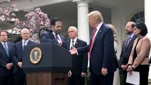 فیلم| خودداری یکی از سخنرانان کاخ سفید از دست دادن با ترامپ 