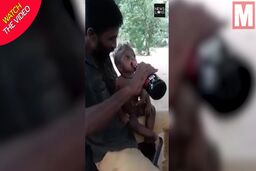 خوراندن مشروبات الکلی به پسر خردسال!