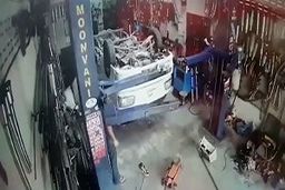 چپ کردن یک کامیون بر اثر اشتباه تعمیرکار