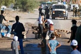 به آتش کشیدن خودرو نظامیان صهیونیست