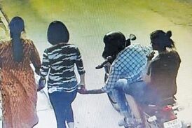 لحظه سرقت تلفن همراه زن جوان توسط سارقان موتورسوار