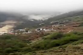 لحظه وحشتناک سقوط سنگ غول‌ پیکر در روستای پیت سرا 
