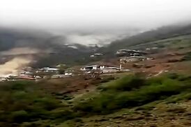 لحظه وحشتناک سقوط سنگ غول‌ پیکر در روستای پیت سرا 