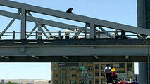 لحظه اقدام به خودکشی دختر جوان از روی پل هوایی