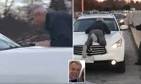 بازی با مرگ راننده دیوانه در اتوبان!