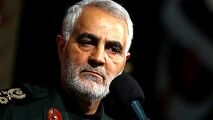 ارتباط صمیمانه سردار سلیمانی با اقشار مختلف مردم در مراسم ختم مادر همسرش 