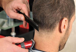 آرایشگری که برای اصلاح مشتریان مانند خفاش از سقف آویزان می‌شود +فیلم 