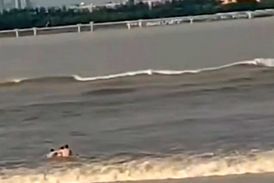 لحظه وحشتناک غرق شدن شناگر چینی توسط امواج رودخانه! 