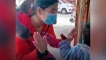 ملاقات پرستار چینی با فرزندش از پشت شیشه