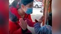 ملاقات پرستار چینی با فرزندش از پشت شیشه