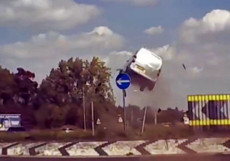 وقتی میدان، سکوی پرواز خودروی ون می‌شود!