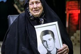 گریه مجری روی آنتن زنده پس از لالایی خواندن مادر شهید پیرهادی