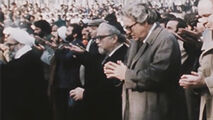 فیلم کمتر دیده شده از نماز خواندن عجیب سفیران انگلیس و آمریکا درصف اول نماز جمعه تهران! 