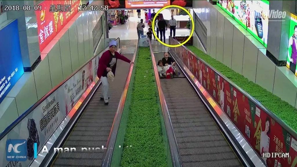 لحظه وحشتناک گیر کردن پای دختر خردسال در پله برقی