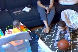 روش جالب کودک خردسال برای ساکت کردن برادر کوچکش